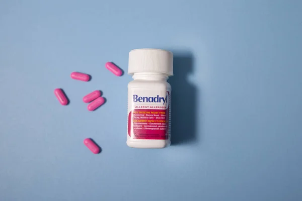 Visual representing the dangers and side effects of taking Benadryl with alcohol
